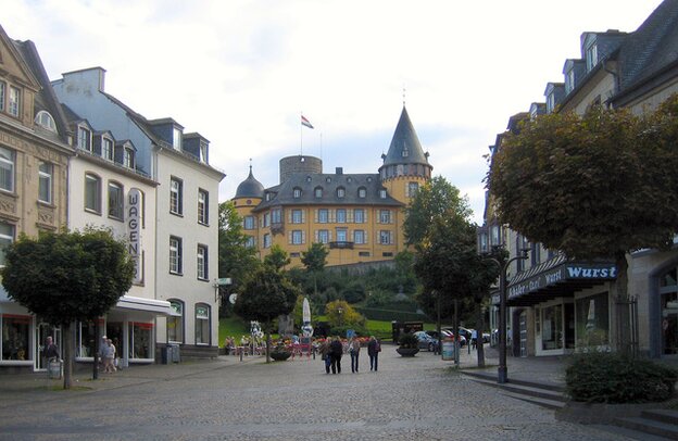 Der Marktplatz in Mayen mit Blick auf die Genovevaburg | © Foto: A.Savin, Wikipedia, CC BY-SA 3.0