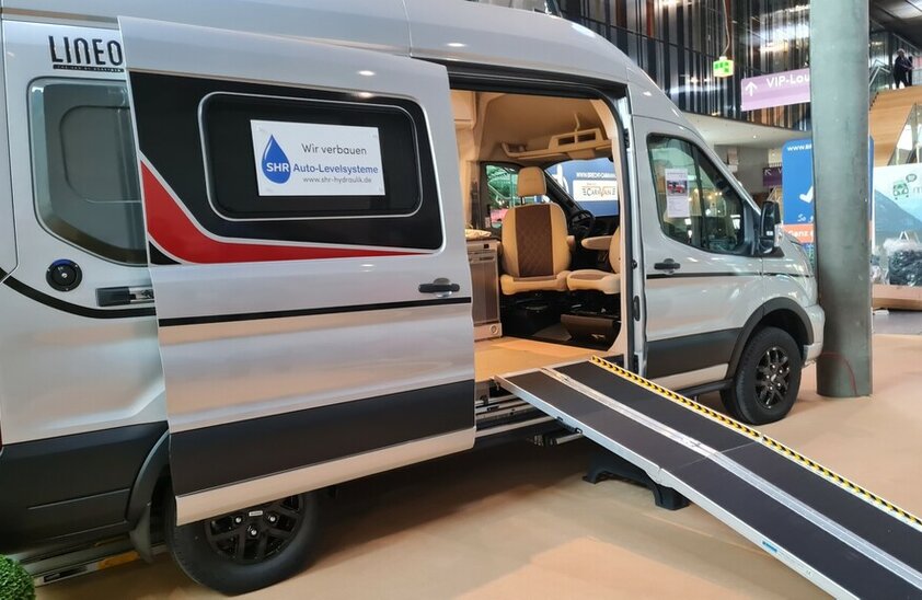 Camper trasformato per l'accesso ai disabili da Caravan Brecht di Heilbronn alla CMT 2024 di Stoccarda. | © Foto: Autoren-Union Mobilität/Michael Kirchberger