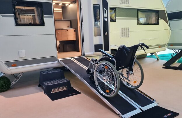 Hobby Maxia convertito per l'accesso ai disabili da Caravan Brecht di Heilbronn alla CMT 2024 di Stoccarda. | © Foto: Autoren-Union Mobilität/Michael Kirchberger