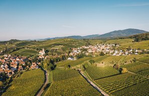 Auggen Panorama, Strada del Vino del Baden | © Auggen chiesa © Keller, Schwarzwald Tourismus