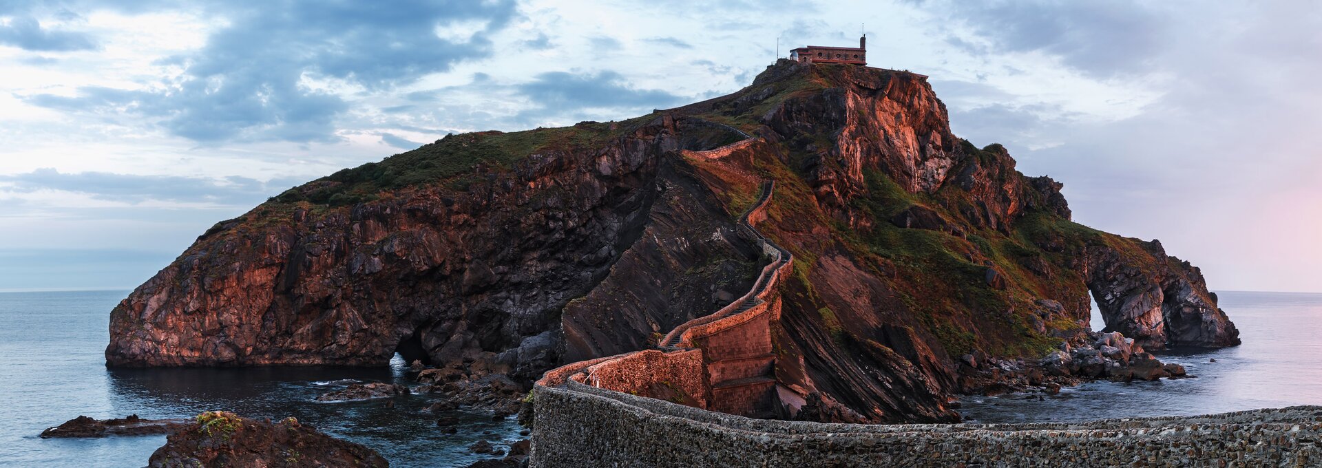 Alba a Gaztelugatxe (Paesi Baschi) | © Alba a Gaztelugatxe (Paesi Baschi) Foto: samael334 - stock.adobe.com Alba a Gaztelugatxe (Paesi Baschi) | © Alba a Gaztelugatxe (Paesi Baschi) Foto: samael334 - stock.adobe.com