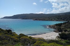 Cala di Punta La Cornetta - Isola dell'Asinara | © Cala di Punta La Cornetta - Isola dell'Asinara - Foto: Tilaz, CC BY-SA 4.0, via Wikimedia Commons