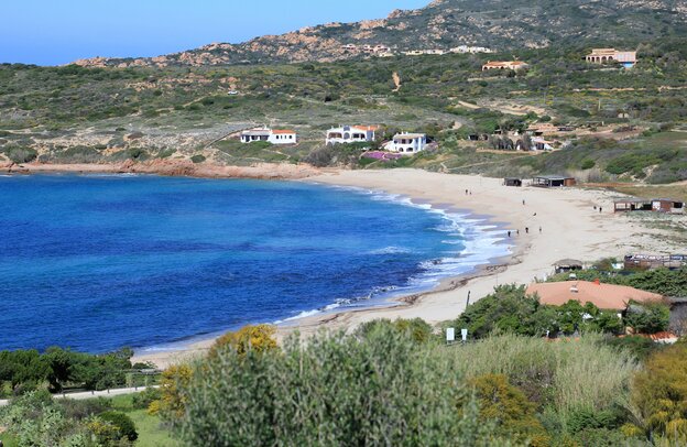 La spiaggia della Marinedda - Isola Rossa | © La playa de la Marinedda - Isola Rossa - Foto: Gianni Careddu, CC BY-SA 4.0, via Wikimedia Commons